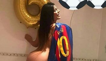 Miss Bumbum dedica un desnudo a Messi por sus 600 partidos. 