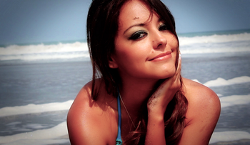 La belleza de la modelo Gisella Nagaro en el videoclip 