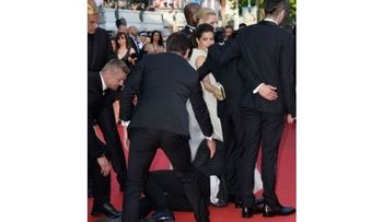 Hombre se mete bajo de la falda de América Ferrera en Cannes