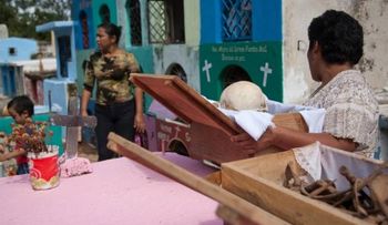 Muerto sale de su tumba mientras su hijo la limpiaba
