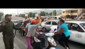 Mujer le entra a golpes a agente de Digeset porque la detuvo por no usar casco protector