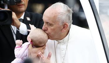 ¿Curada por el papa? Una niña afectada por un tumor mejora tras un beso de Francisco