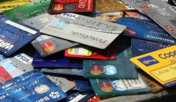 Arrestan ocho hombres tras ocuparles 80 tarjetas presumiblemente clonadas  