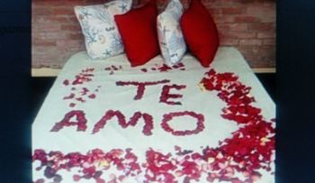 Así es el romance de la Vieja Feja con un hombre de 51 años: Encontró un â??Te amoâ? dibujado en rosas en su camaâ?¦ 