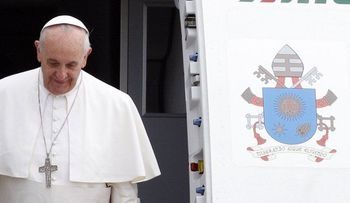 El Papa dice que no juzgará a sacerdotes gays
