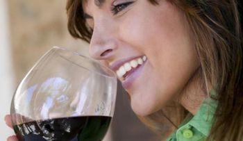 Mujeres con mayor formación académica consumen más alcohol