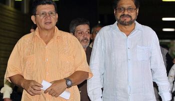 FARC anuncian "pausa" en diálogos de paz para analizar propuesta de referendo