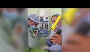 ¡Insólito! Médicos realizan cirugía con linternas por falta de energía eléctrica en Mao