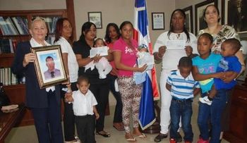 Entregan RD$2.1 millones a familiares de tres  policías caídos 