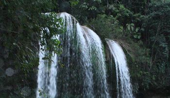 El Zumbador, una cascada con sábanas blancas de agua