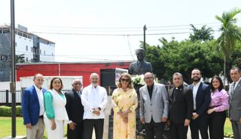 Listín Diario conmemora 137 años de fundación con ofrenda floral a Arturo J. Pellerano
