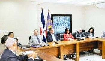 Leonel encabeza reunión con secretarías del PLD