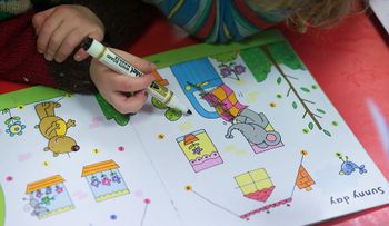 Una niña convierte a su hermanita en una cebra con un marcador permanente