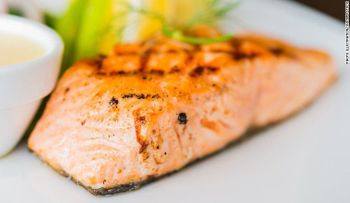 ¿A qué hora debes comer para bajar más rápido de peso?
