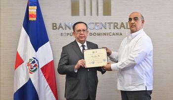 Gobernador Valdez Albizu recibe reconocimiento Colegio Dominicano de Economistas