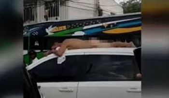 Mujer pasea a su marido infiel desnudo sobre un auto, como castigo 