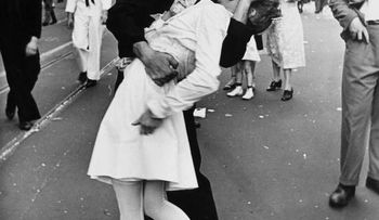 Muere la mujer que protagonizó icónico beso al final de la II Guerra Mundial