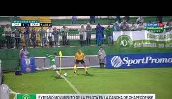 Un movimiento extraño de la pelota en estadio de Chapecoense se volvió viral 