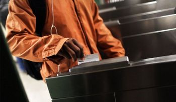 Dominicano evade pago de tren por $2.75 y ofrece $50.000 en sobornos a policías