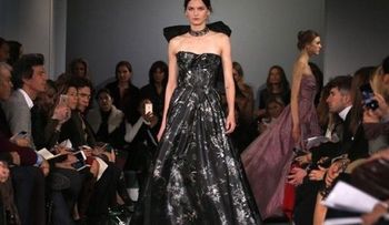 Oscar de la Renta experimenta con modelos de piel