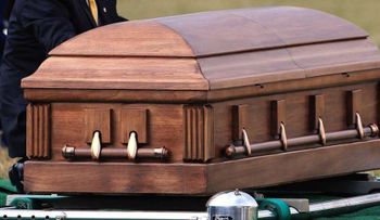 Velan muertos por coronavirus en NY, en ataúdes especiales, para evitar el contagio