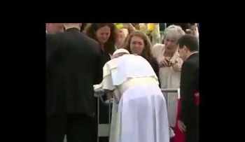 El papa Francisco con un niño con parálisis cerebral (VIDEO)