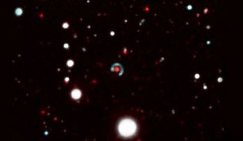 Una estudiante descubre inesperdamente un anillo de Einstein