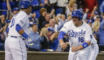 Kansas a ley de uno para la Serie Mundial; Gigantes vencen