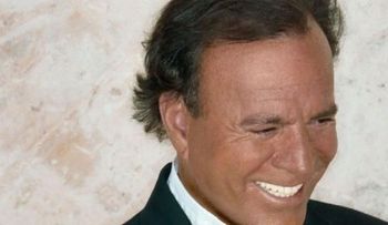 Pinochet usaba la música de Julio Iglesias para torturar a los presos del régimen