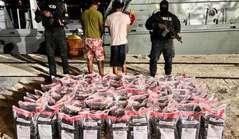 Arrestan dos e interceptan lancha con 481 paquetes presumiblemente de cocaína en Barahona