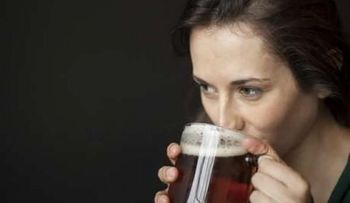 ¿El alcohol hace realmente que nos veamos más viejos?