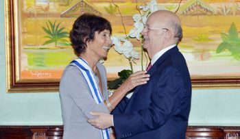 Canciller condecora y reconoce labor de la Jefa de Delegación de la Unión Europea