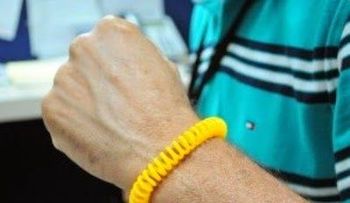 Entregan pulseras repelentes contra la chikungunya