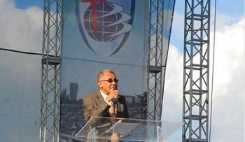 Pastor Ezequiel Molina se desmaya durante mensaje en Batalla de la fe