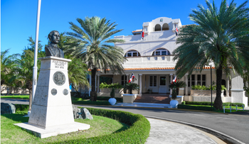 Ministerio de Relaciones Exteriores de la República Dominicana asiste a dominicanos