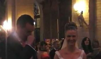 La canción de una novia en plena boda a su futuro esposo. Qué voz