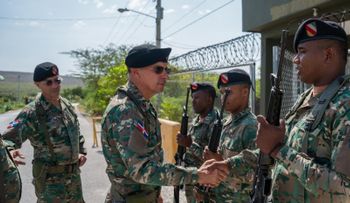 Comandante del Ejército inspecciona puestos fronterizos y deja operativo un helipuerto en Bahoruco
