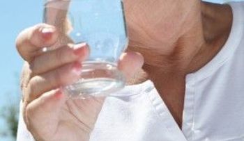 Las personas mayores deben beber en verano al menos seis vasos de agua cada día