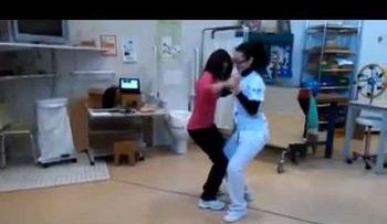 Tiene 22 años con un daño cerebral y ha aprendido a bailar bachata antes que a caminar. ¿Cómo?