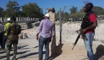 Una turba de haitianos armada con cuchillos y machetes secuestran un grupo de profesionales dominicano