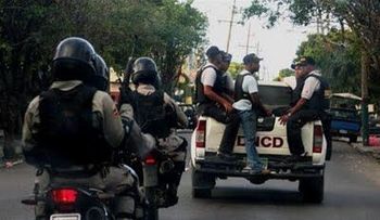 La DNCD ataca el microtráfico, impide mujer trague droga para evadir la autoridad