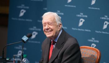 El expresidente Jimmy Carter anuncia que está libre del cáncer