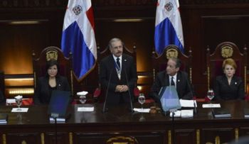 Danilo anuncia que aumentará los salarios de empleados público y le sugiere al sector privado hacer lo mismo 