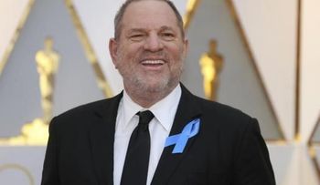  Mujeres protestan ante fiscal que no procesó a Weinstein en un caso de acoso 
