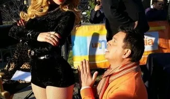 Daniel Sarcos se arrodilló para que La Materialista moviera sus chapas