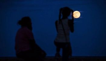 Dominicanos observan  â??súper lunaâ?