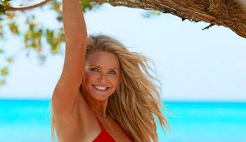 Así se ve la modelo Christie Brinkley en bikini... a los 63 años