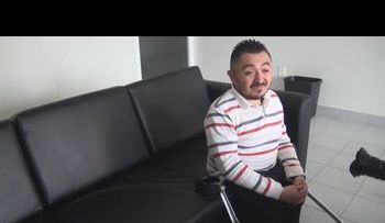 El mexicano Alejandro Mejía Carpio que tiene la enfermedad del â??huesos de cristalâ? lucha día a día