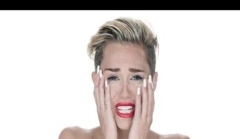 Video: Miley Cyrus práctica sadomasoquismo y se desnuda otra vez