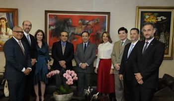 Delegación AIRD visita al gobernador Valdez Albizu y resalta crecimiento del sector industrial
